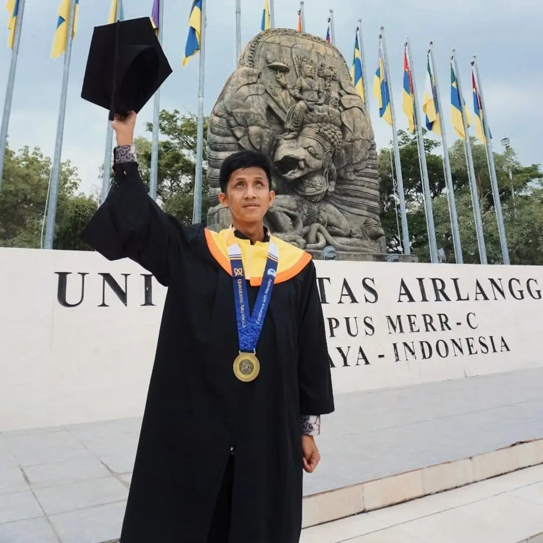 Inspiratif  Ini Kisah Alfian Andhika Yudhistira  Wisudawan Tunanetra Pertama Unair yang Raih Gelar S2