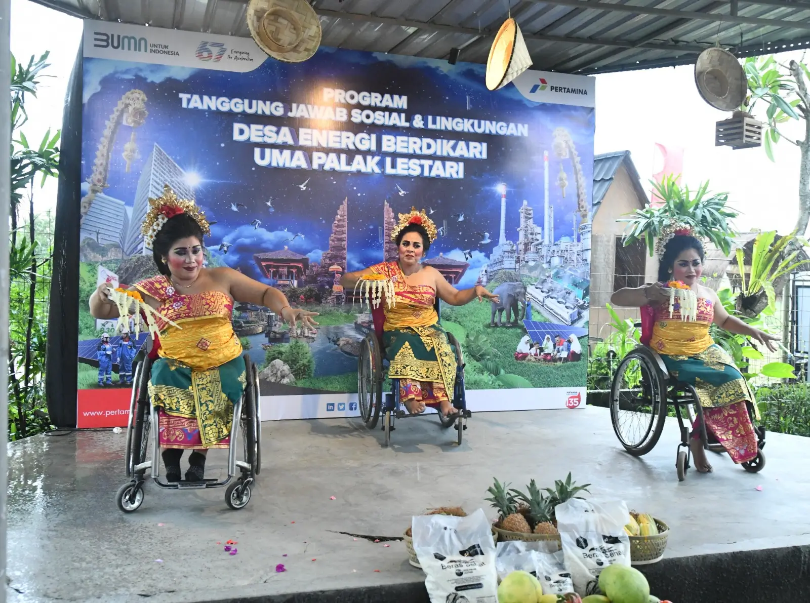 Komunitas difabel binaan Pertamina melakulan tarian tradisional Bali. (Foto. Dok. Pertamina)
