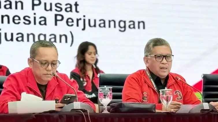 Ketua DPP PDIP, Deddy Yevri Hanteru Sitorus (kiri) dan Sekjen PDIP, Hasto Kritiyanto (kanan) ketika menyampaikan keterangan pers di Kantor DPP PDIP, Jakarta, Minggu (1/12/2024). (Foto: Instagram/pdiperjuangan)