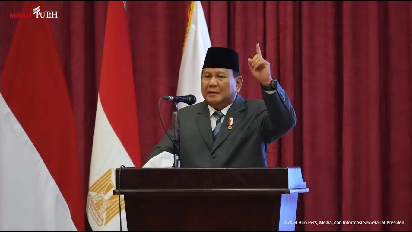 Presiden RI Prabowo Subianto ketika menyampaikan pidato di depan mahasiswa Indonesia di Universitas Al-Azhar, Kairo, Mesir, Rabu (18/12/24) waktu setempat. (Foto: Tangkapan layar YouTube/Sekretariat Presiden)