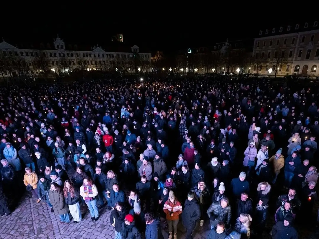 Masyarakat Jerman ikuti upacara berkabung di Kota Magdeburg pada Sabtu (21/12/24) malam waktu setempat usai insiden yang terjadi di pasar Natal sehari sebelumnya. (Foto: Instagram/deutshcland_de)
