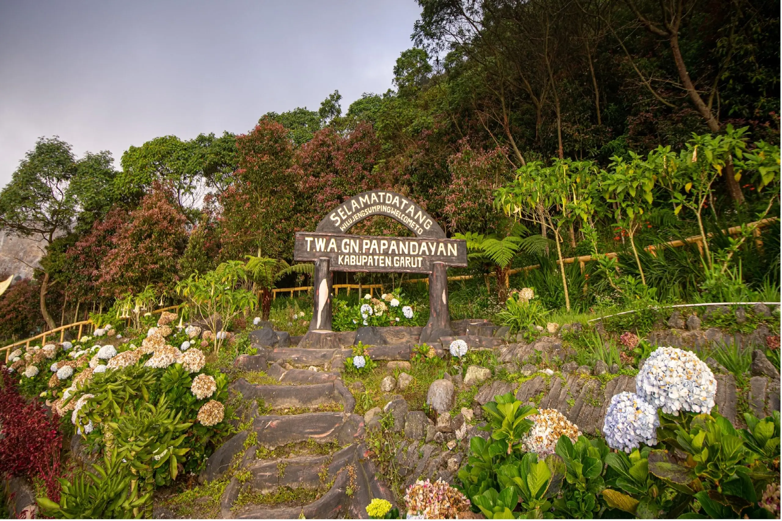 Gunung Papandayan di Garut. (Foto: disparbud.jabarprov.go.id)