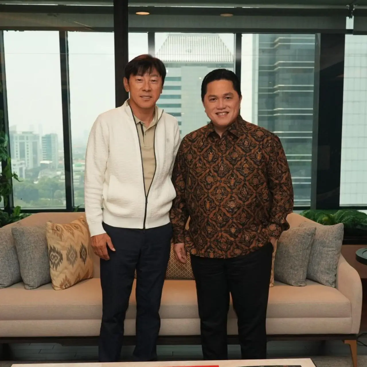 Ketua Umum PSSI, Erick Thohir dengan pelatih Timnas Indonesia, Shin Tae-yong. Foto: Istimewa