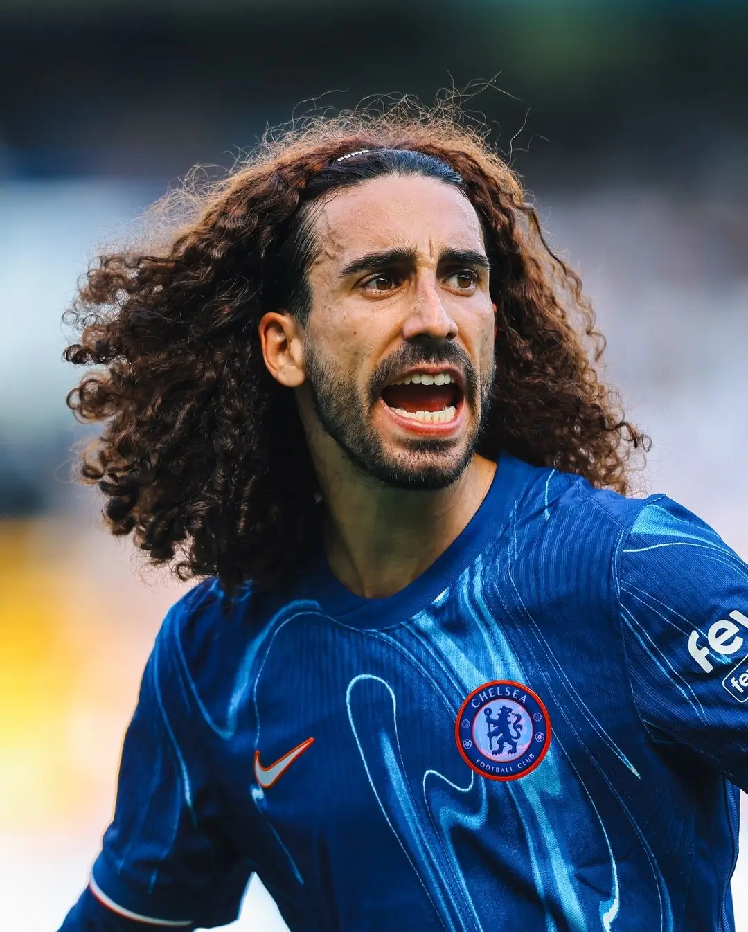 Bek Chelsea, Marc Cucurella membuang sepatu yang membuatnya terpeleset dua kali ketika melawan Tottenham Hotspur. (Foto: Istimewa)