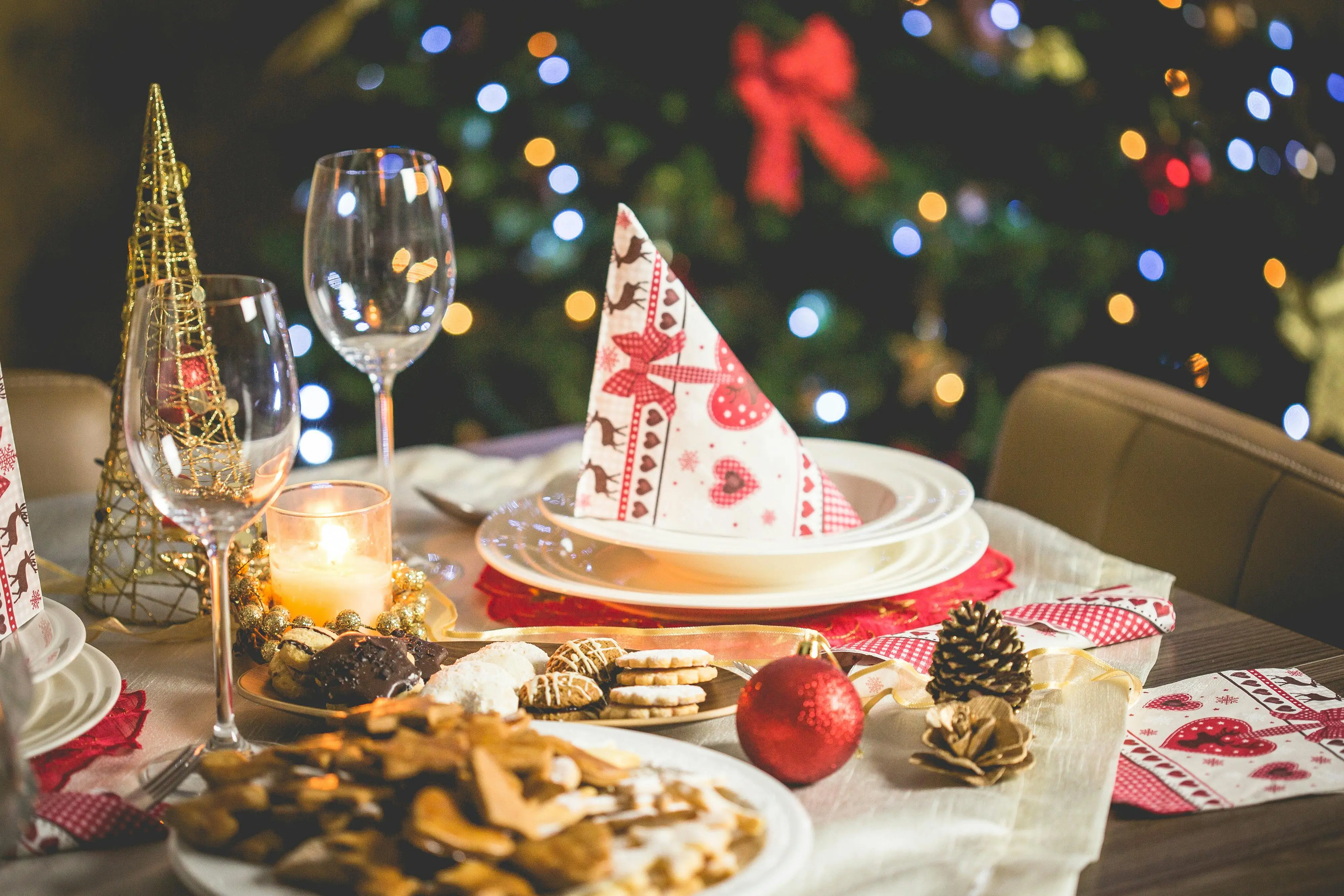 Ilustrasi meja makan yang dihiasi dengan ornamen Natal. (Foto: Pexels/picjumbo.com)