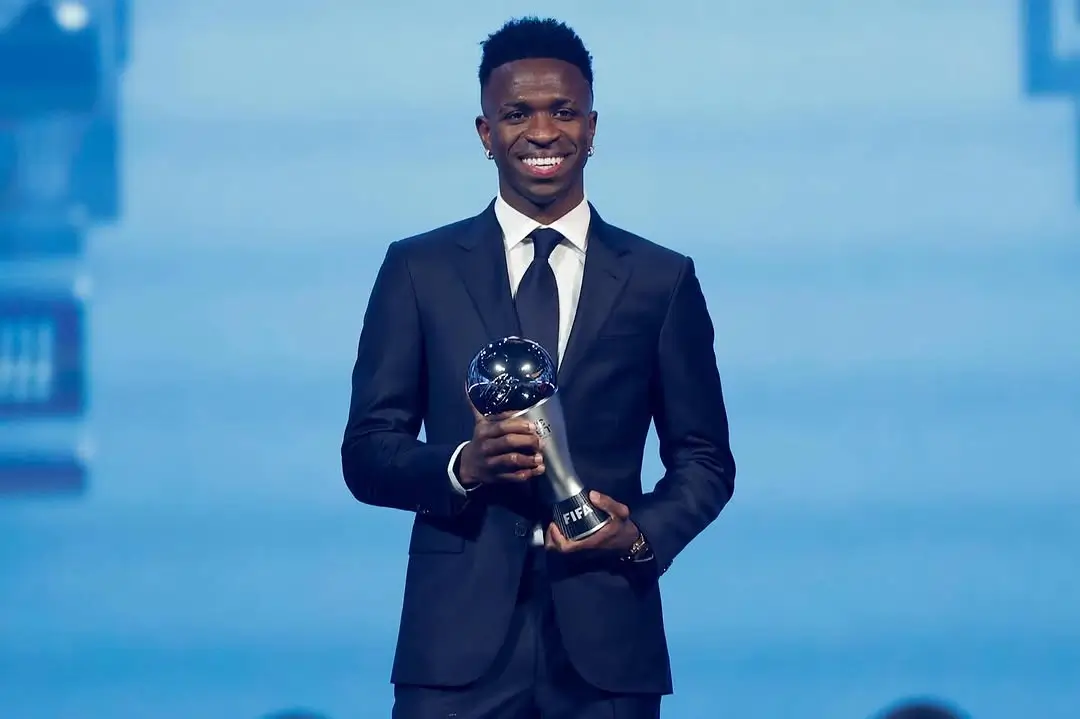 Vinicius Junior raih penghargaan The Best FIFA Men’s Player. (Foto: Instagram/vinijr)