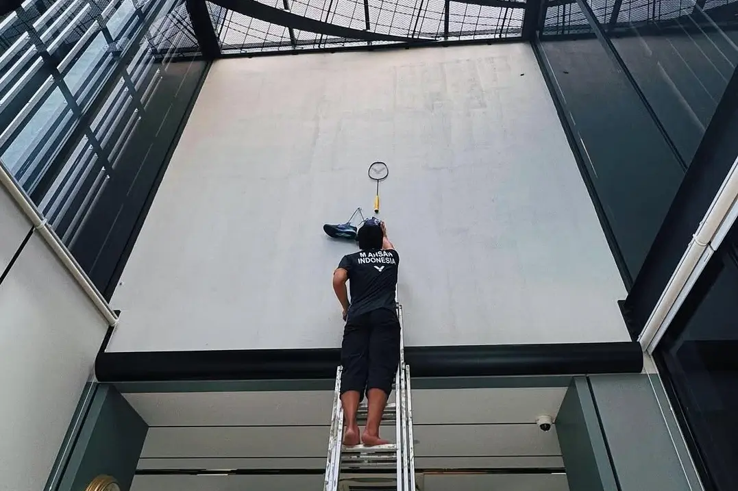 Mohammad Ahsan menggantung raket untuk umumkan pension dari bulu tangkis profesional. (Foto: Instagram/king.chayra)