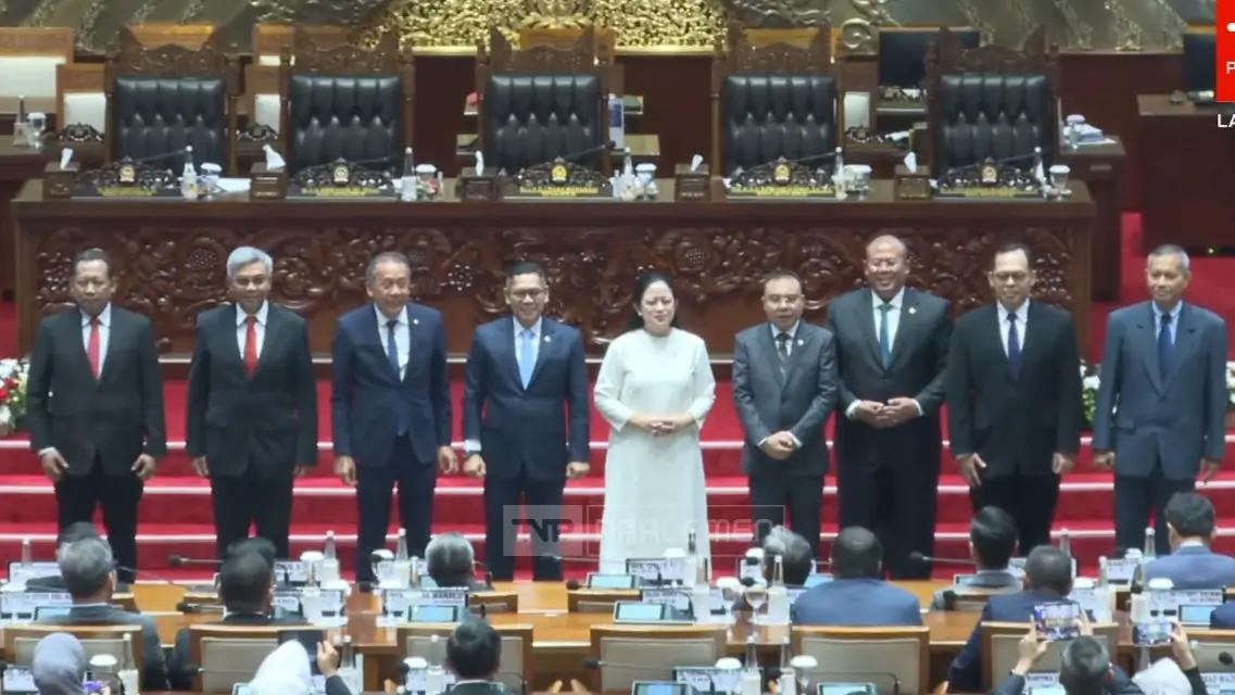 Ketua DPR RI, Puan Maharani (tengah) beserta jajaran pimpinan DPR RI, bersama calon pimpinan KPK masa jabatan 2024-2029. (Foto: Tangkapan layar YouTube/TVR Parlemen) 