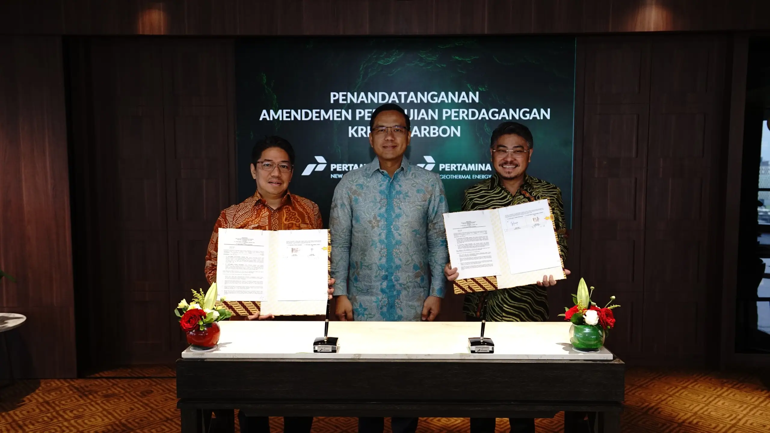 Perjanjian perdagangan karbon oleh  CEO Pertamina NRE, John Anis dan Direktur Utama PGE, Julfi Hadi, disaksikan Direktur Utama PT Pertamina (Persero) Simon Aloysius Mantiri. (Foto: Dok. Pertamina)