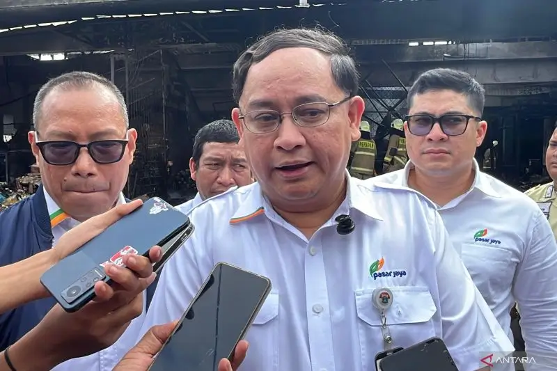 Foto: Direktur Utama Perumda Pasar Jaya Agus Himawan di Pasar Induk Kramat Jati, Jakarta Timur, Senin (15/12/2025) (ANTARA/Siti Nurhaliza)