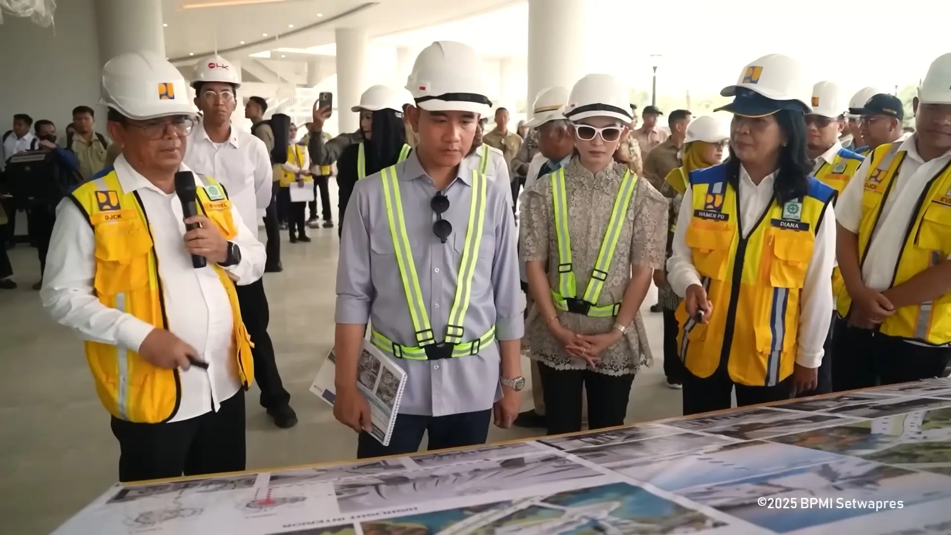 Wakil Presiden RI, Gibran Rakabuming Raka ketika meninjau langsung proses pembangunan Masjid Negara di Ibu Kota Nusantara (IKN), Kalimantan Timur pada Selasa (30/12/25). (Foto: Tangkapan layar YouTube/Wakil Presiden Republik Indonesia)
