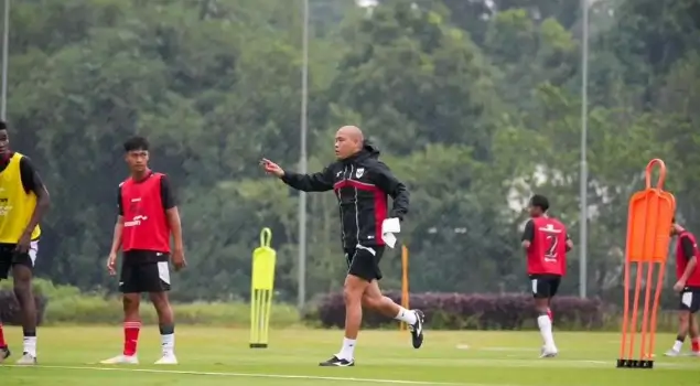 Pelatih Timnas Indonesia U-20, Nova Arianto, tengah mempertimbangkan 20 pemain diaspora. (Foto: Instagram Nova Arianto)