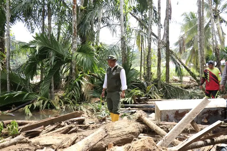 Menteri Kehutanan (Menhut) RI, Raja Juli Antoni ketika meninjau langsung lokasi bencana banjir bandang dan longsot di Kabupaten Agam, Sumatra Barat pada Minggu (30/11/25). (Foto: Kementerian Kehutanan RI)