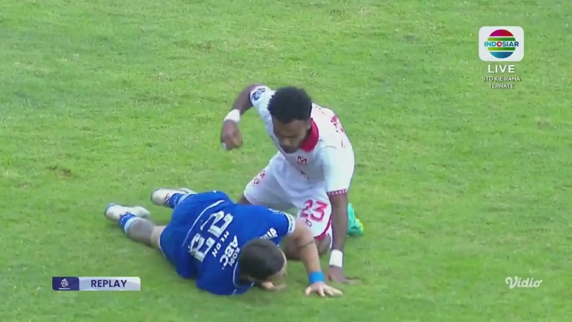 Insiden ketika pemain Malut United, Yance Sayuri menunjukkan gestur seperti ingin memukul gelandang Persib, Marc Klok. (Foto: Istimewa)