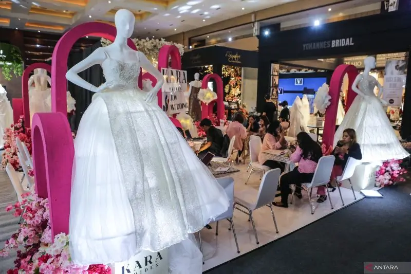 Arsip Foto - Pelaku industri pernikahan memberikan informasi kepada pengunjung saat Pameran Jakarta Mega Wedding Festival di JIExpo Kemayoran, Jakarta, Jumat (2/5/2025). (Foto: ANTARA FOTO/Asprilla Dwi Adha/rwa)