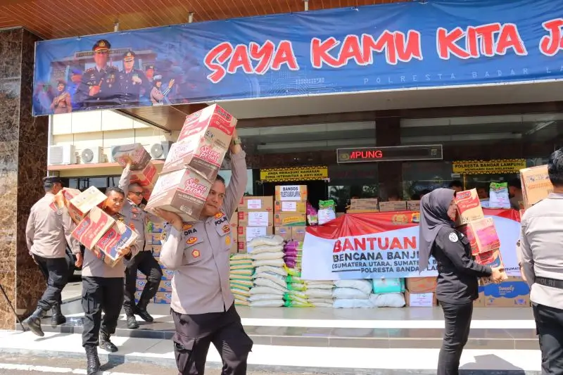 Polresta Bandarlampung beri bantuan kepada korban terdampak bencana di Sumatera. Bandarlampung, Selasa (2/12/2025). (Foto: ANTARA/HO-Polresta Bandarlampung)