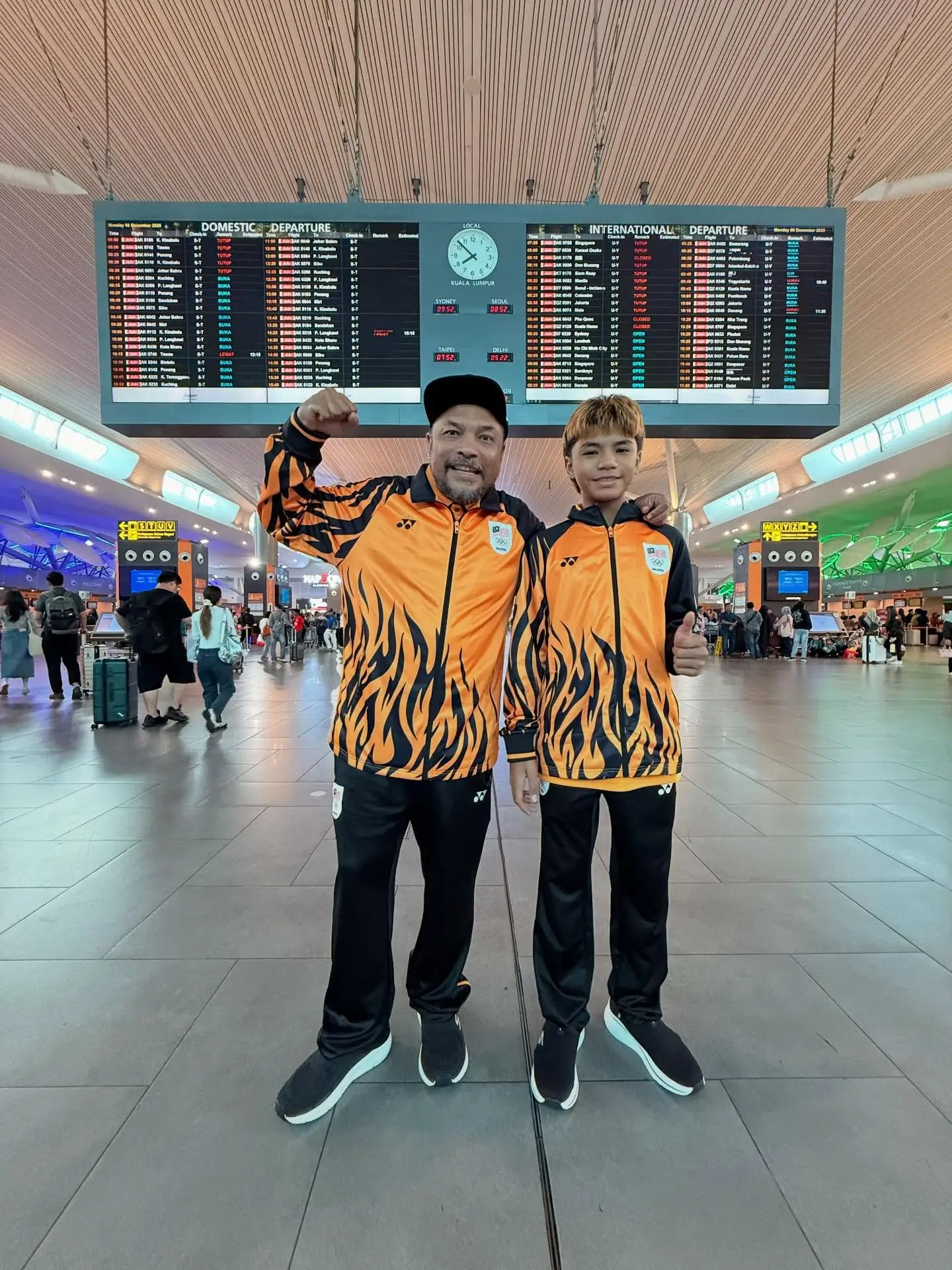 Keberhasilan Basral Graito mendapatkan pelukan dari seorang pria berbaju ofisial Malaysia yang belakangan diketahui bernama Mariss Khan bin Mer Amanullah Khan. Foto Instagram Mariss Khan bin Mer Amanullah Khan.