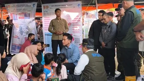 Wakil Presiden Gibran Rakabuming Raka saat mengunjungi salah satu posko korban banjir bandang dan longsor di Kabupaten Agam, Sumatra Barat. Foto: Setwapres