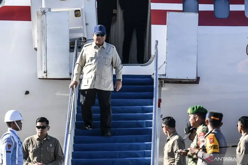 Foto: Presiden Prabowo Subianto tiba di Bandara Raja Sisingamangaraja XII, Kabupaten Tapanuli Utara, Sumatera Utara, Senin (1/12/2025) (ANTARA FOTO/Galih Pradipta)