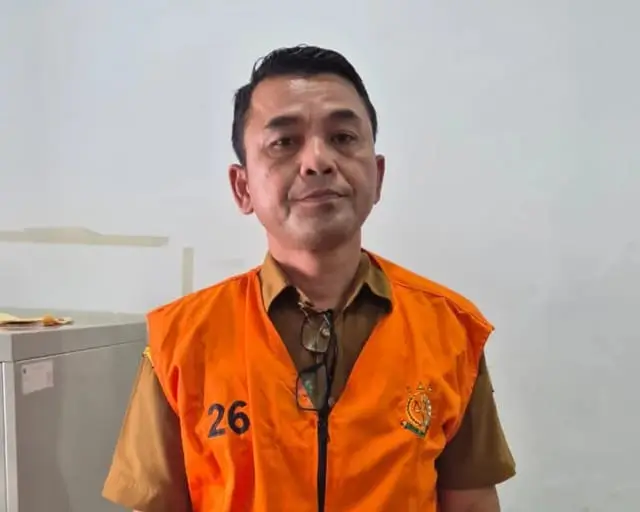 Kepala Dinas Sosial dan Pemerintahan Masyarakat Desa Kabupaten Samosir, Fitri Agus Karokaro mengenakan rompi tahanan usai ditetapkan sebagai tersangka korupsi bantuan sosial (bansos) untuk korban banjir bandang Kabupaten Samosir. Foto: dok. Kajari Kabupaten Samosir.