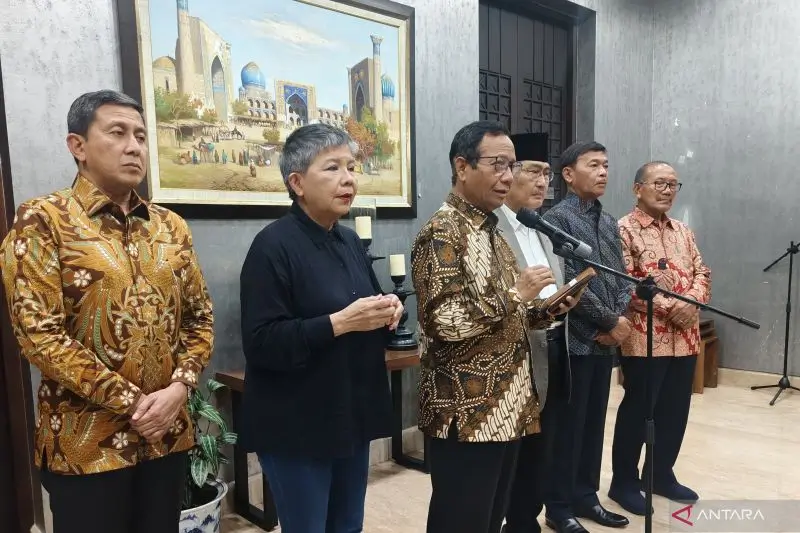 Anggota Komisi Percepatan Reformasi Polri, Mahfud MD (tengah) menyampaikan keterangan pers di Jakarta Selatan, Kamis (04/12/25). (Foto: ANTARA/Nadia Putri Rahman/aa)