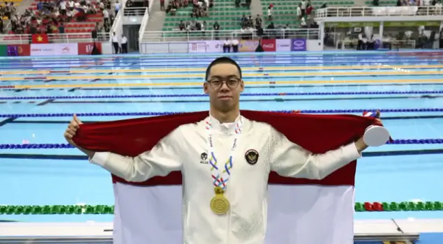 Perenang Indonesia, Jason Donovan Yusuf, memberikan medali emas SEA Games 2025. (Foto: NOC Indonesia)