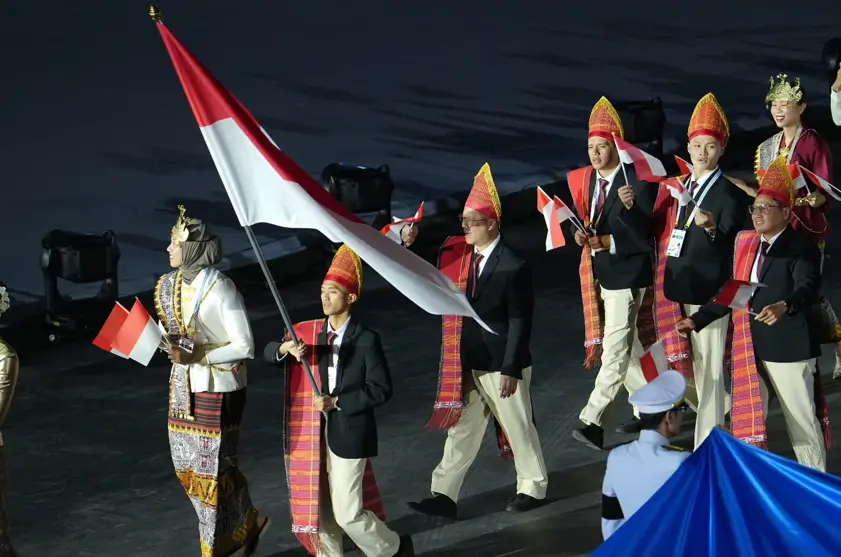 Kontingen Indonesia menampilkan rangkaian busana bernuansa budaya Nusantara pada Opening Ceremony SEA Games 2025 di Rajamangala National Stadium, Thailand, pada Selasa, 9 Desember 2025. Foto Instagram Tim Indonesia.