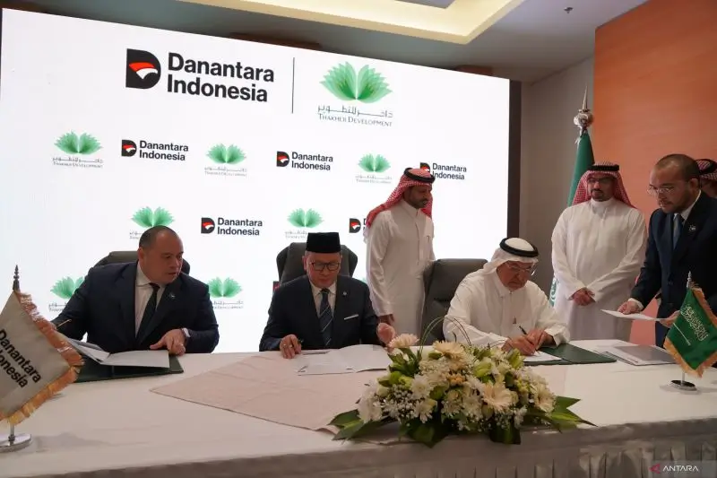 Penandatanganan perjanjian Danantara Investment Management - Thakher Development Company terkait akuisisi aset perhotelan dan real estat di dalam kawasan Thakher City, Makkah, Arab Saudi, Minggu (14/12/2025) (Foto: ANTARA/HO-Danantara)