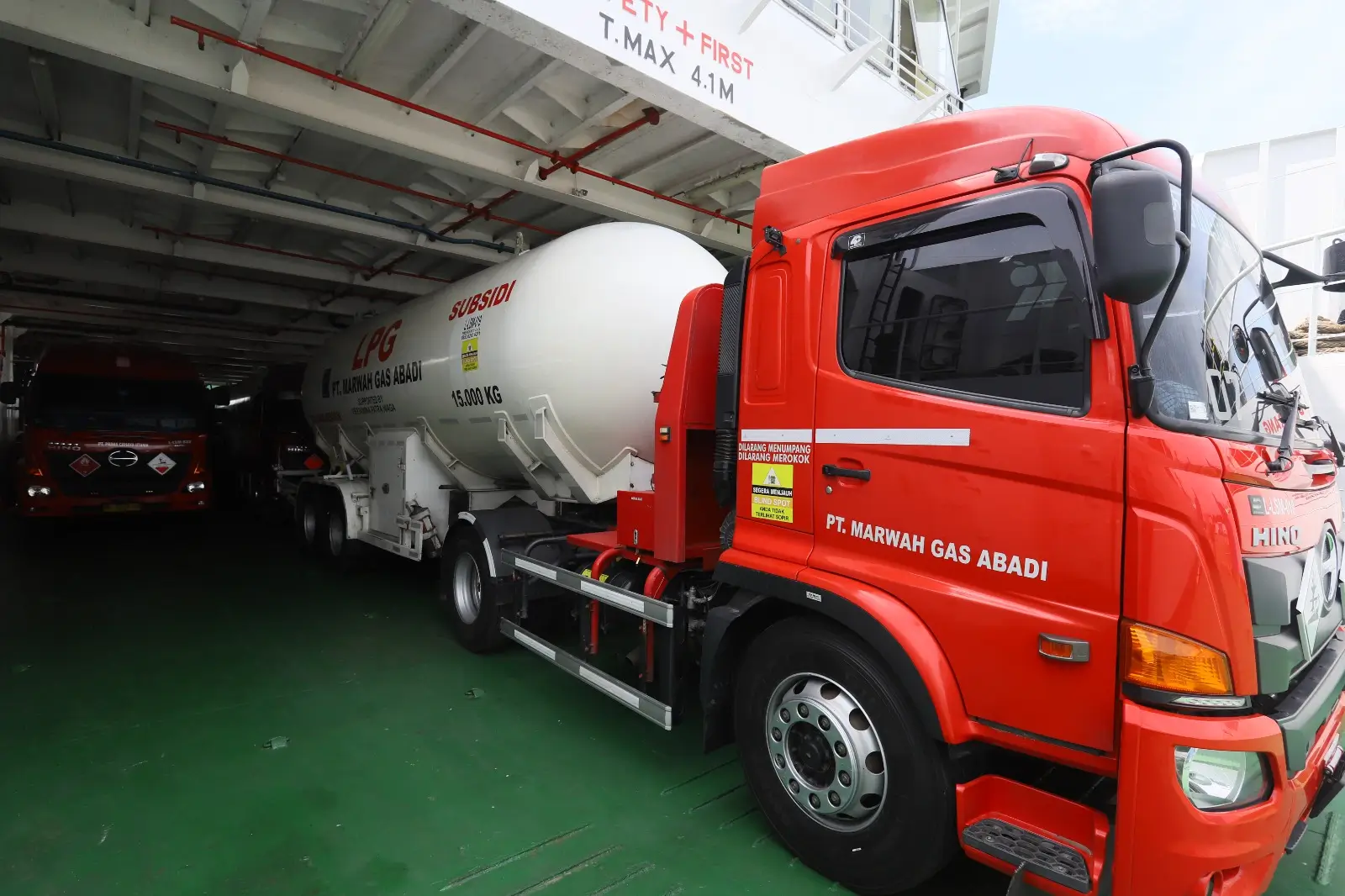 Pertamina menyalurkan LPG dengan skid tank atau mobil tangki pengangkut LPG melalui jalur laut menggunakan kapal Ro-Ro dari Lhokseumawe ke Banda Aceh. (Foto: Dok. Pertamina)