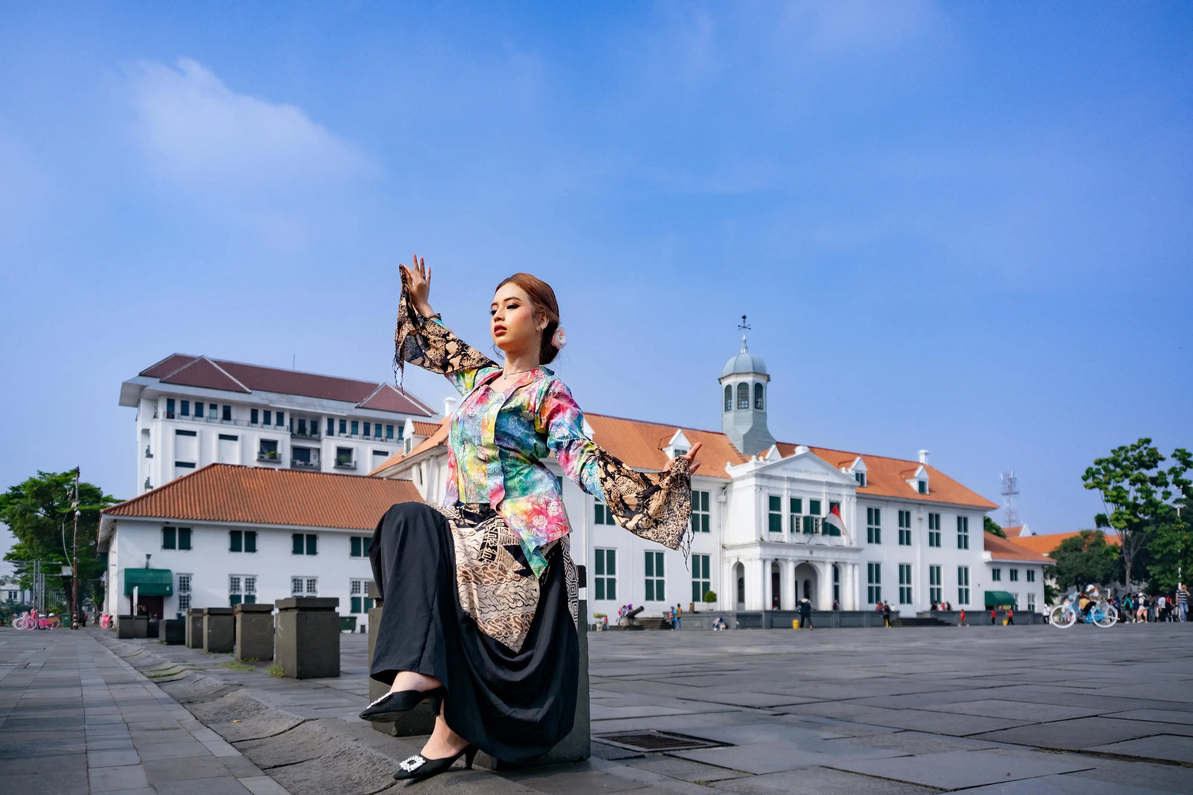 Ilustrasi mix and match batik ala gen Z. (Foto: Pexels/Denny HERMAWAN)