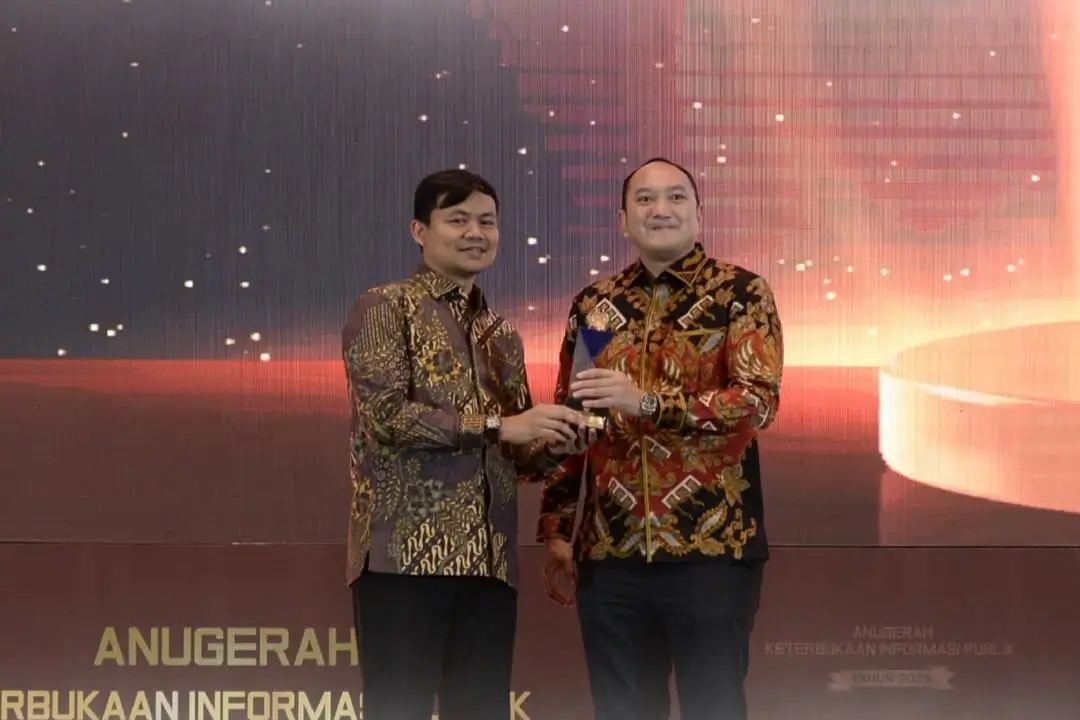 Bendahara Umum Partai Gerindra, Satrio Dimas Adityo (kanan) ketika mewakili partainya menerima penghargaan dari Komisi Informasi Pusat (KIP) di Jakarta, Senin (15/12/25). (Foto: Instagram/satriodimasadityo)