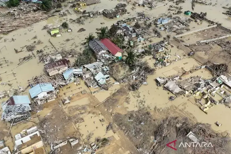 Foto udara kerusakan rumah warga pasca diterjang banjir bandang di Desa Kota Lintang, Kota Kuala Simpang, Kabupaten Aceh Tamiang, Aceh. (Foto: ANTARA FOTO/Syifa Yulinnas/bar)