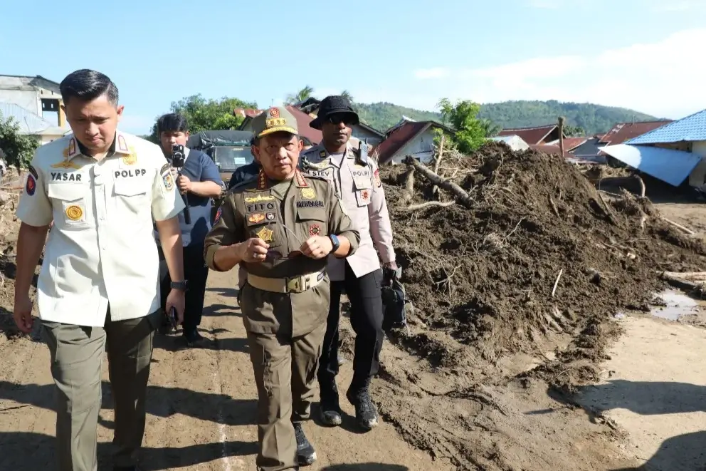 Mendagri, Tito Karnavian ketika meninjau langsung lokasi bencana banjir dan longsor di Kabupaten Pidie, Aceh, Sabtu (29/12/25). (Foto: Instagram/titokarnavian)