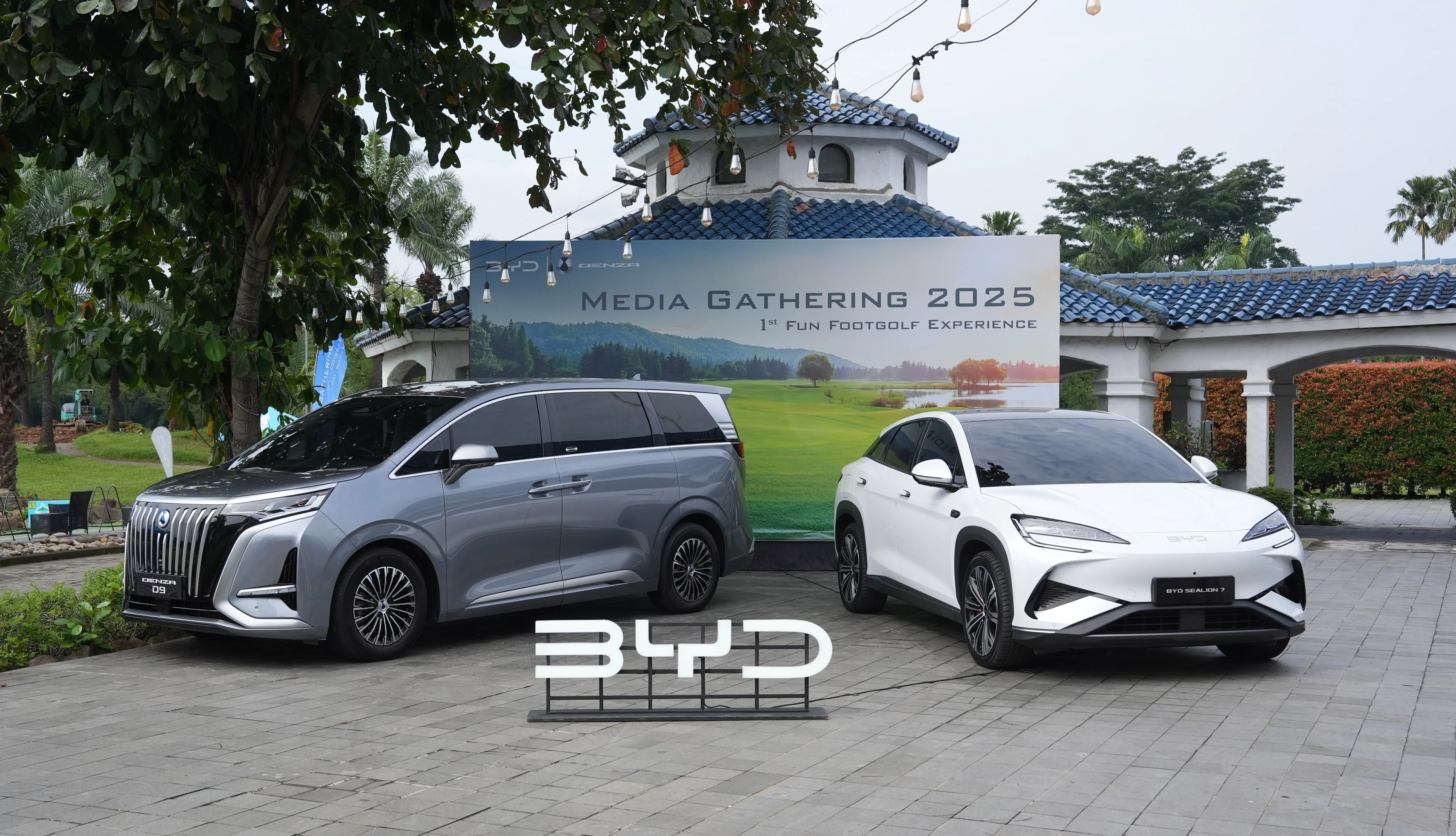 Mobil BYD (kanan) dan Denza (kiri). (Foto: Istimewa)