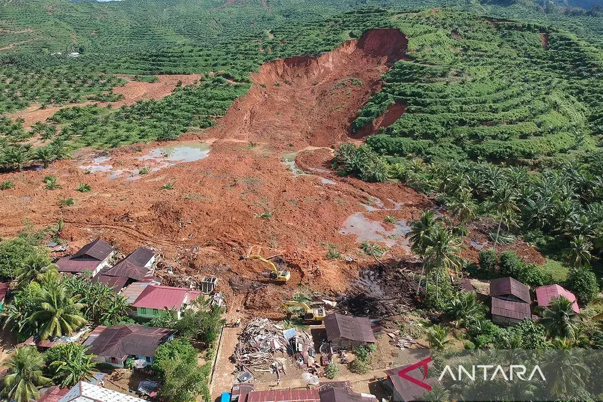 Tanah longsor di Kabupaten Tapanuli Selatan, Sumatra Utara. (Foto: ANTARA FOTO/Yudi Manar/rwa)