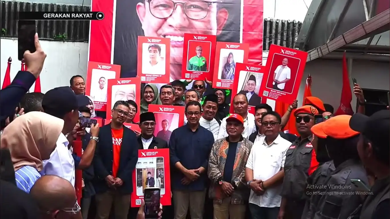 Anies Baswedan (tengah) ditetapkan sebagai anggota kehormatan ormas Gerakan Rakyat. (Foto: Tangkapan layar YouTube/Gerakan Rakyat)