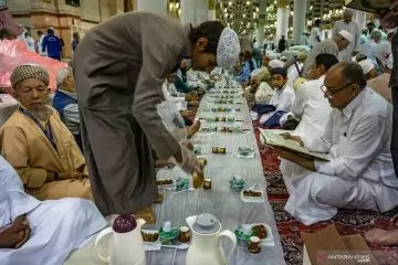 Buka puasa Ramadhan di Masjid Nabawi - ANTARA News