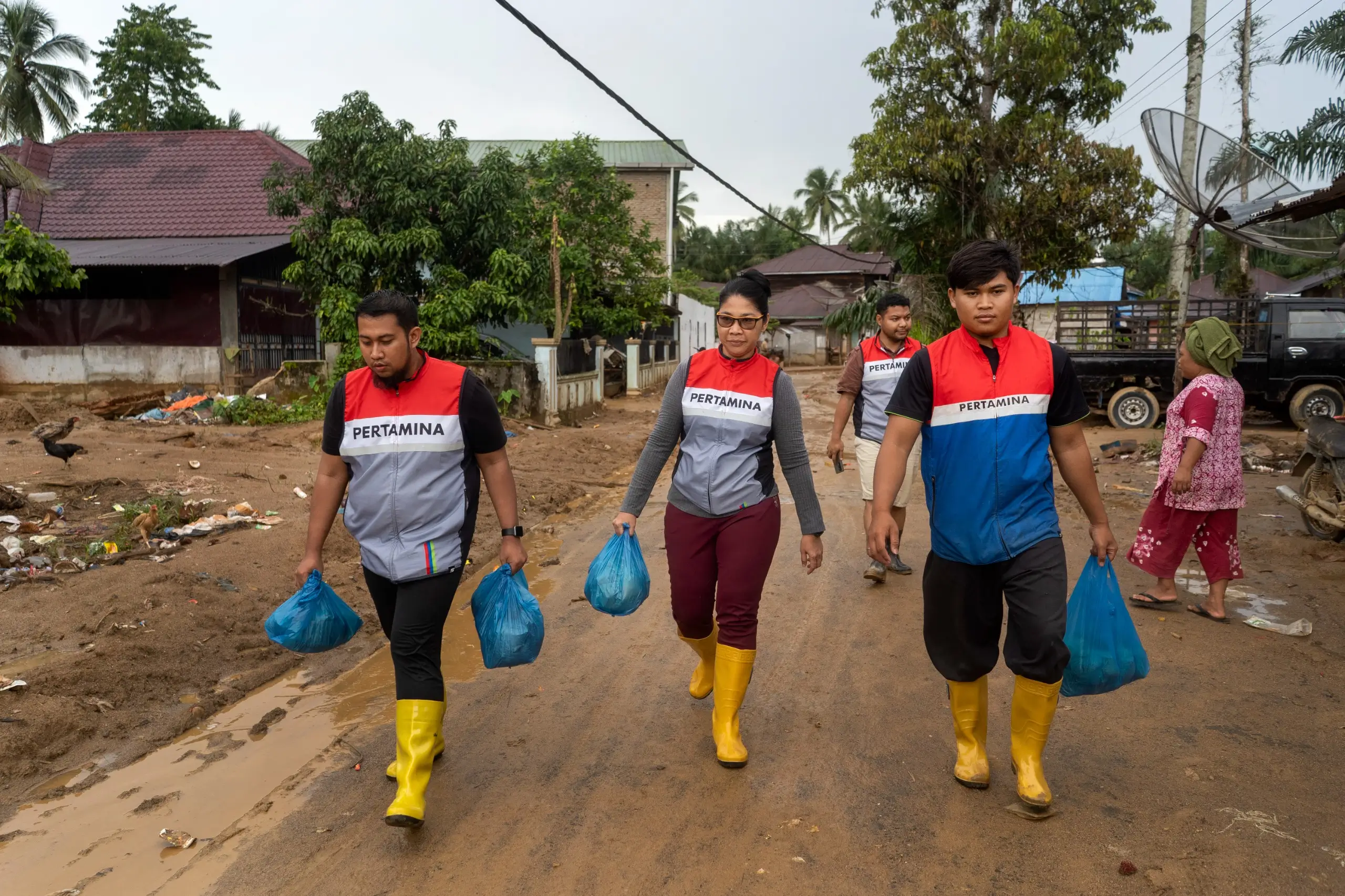 Relawan Pertamina Peduli Bergerak Jemput Bola Layani Warga Terdampak Banjir dan Longsor di Sumatra
