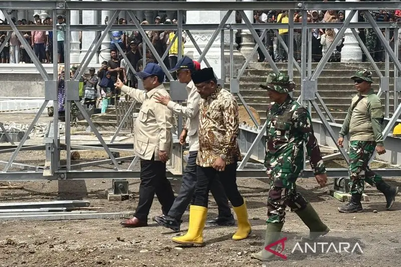 Foto: Presiden Prabowo Subianto mengecek perakitan dan pemasangan jembatan bailey di Kecamatan Juli, Kabupaten Bireuen, Provinsi Aceh, Minggu (7/12/2025). (ANTARA/Genta Tenri Mawangi/pri)