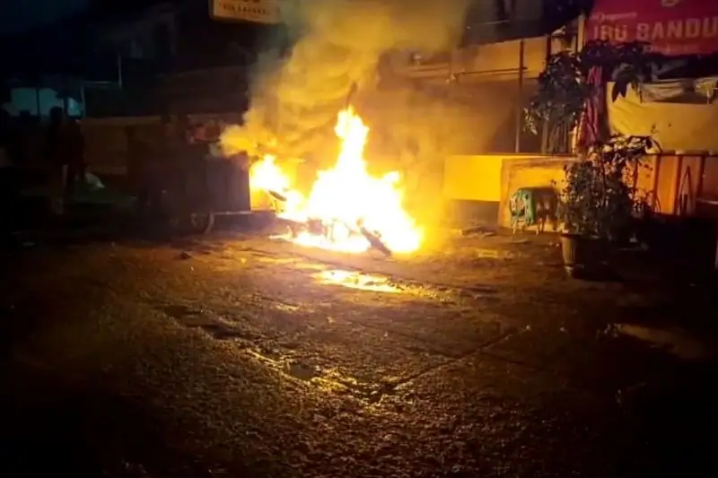Terjadi pembakaran warung dalam insiden pengeroyokan matel di depan Taman Makam Pahlawan (TMP) Kalibata, Jakarta Selatan pada Kamis (11/12/25). (Foto: ANTARA/HO-Polres Metro Jaksel)