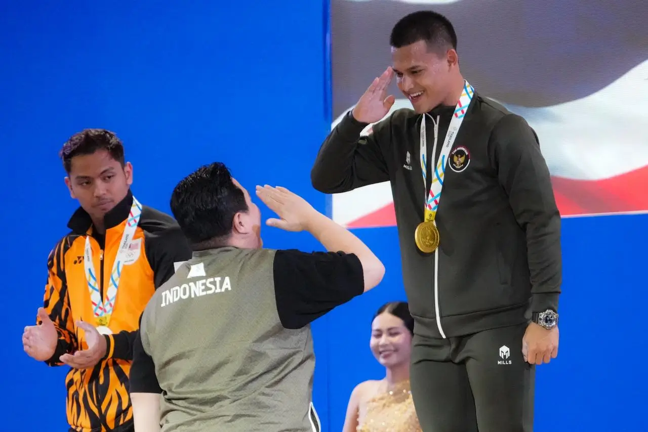 Lifter Indonesia, Rizki Juniansyah, meraih medali emas cabang angkat besi pada SEA Games Thailand 2025. Foto Kemenpora.