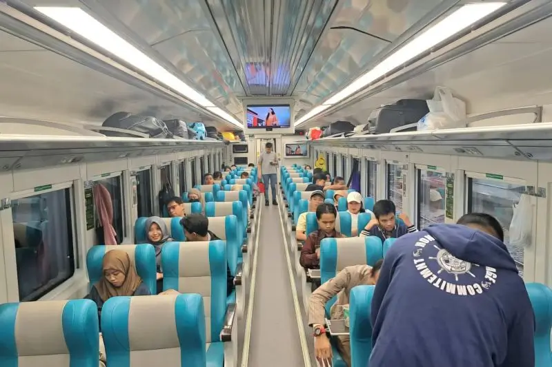 Ilustrasi penumpang berada di dalam gerbong kereta api. (Foto: ANTARA/HO-PT KAI Daop 8 Surabaya)