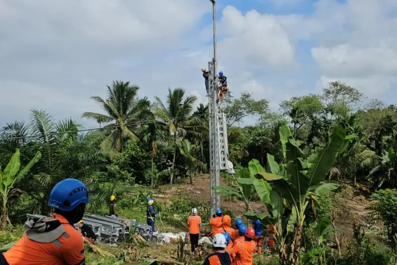 Pekerja PLN sedang mempercepat penyelesaian tower darurat untuk pemulihan kembali jaringan listrik yang terganggu akibat bencana alam melanda Aceh. (Foto: ANTARA/HO-Humas PLN Aceh)