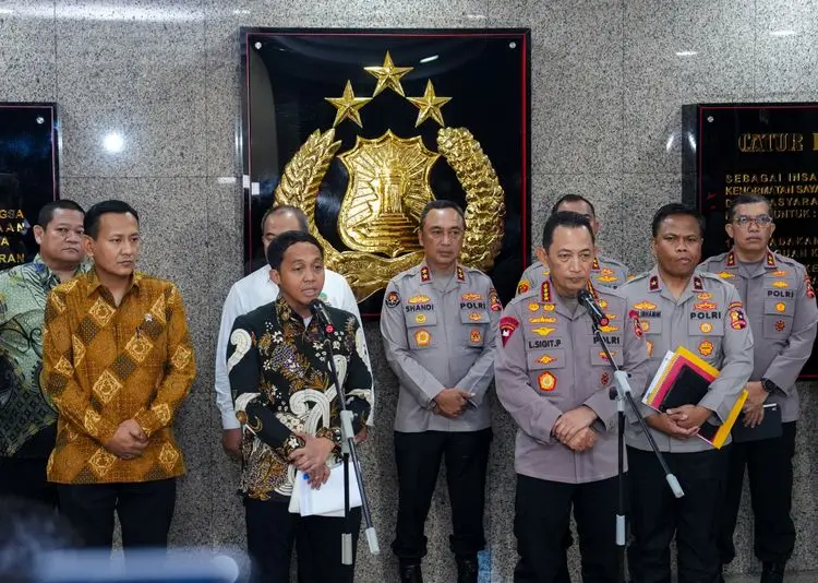 Kapolri Jenderal Pol. Listyo Sigit Prabowo bersama Menteri Kehutanan (Menhut) Raja Juli Antoni ketika menyampaikan keterangan persnya di Jakarta, Kamis (04/12/25). (Foto: kehutanan.go.id)